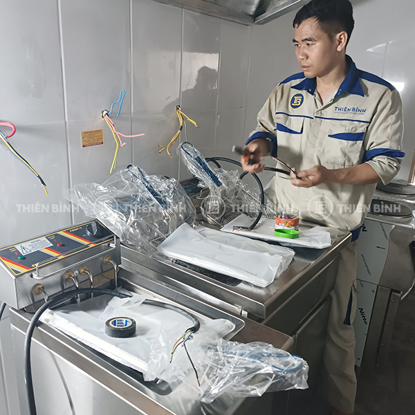 Kỹ thuật viên của Thiên Bình lắp đặt bếp chiên nhúng Berjaya FSSDF12D cho khách tại Nghệ An
