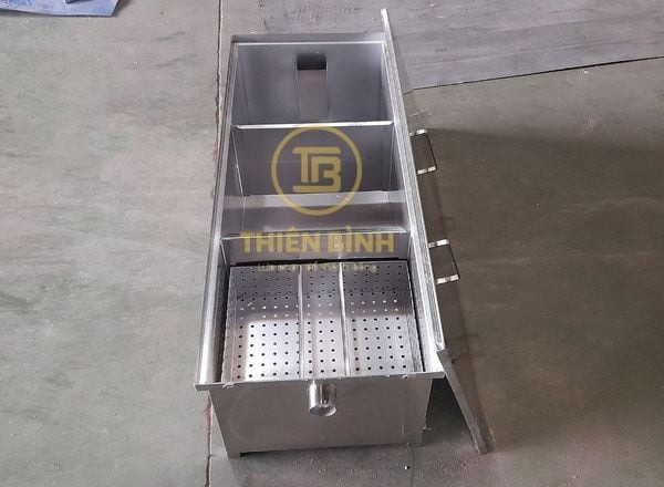 Bên trong bẫy mỡ inox 130 lít