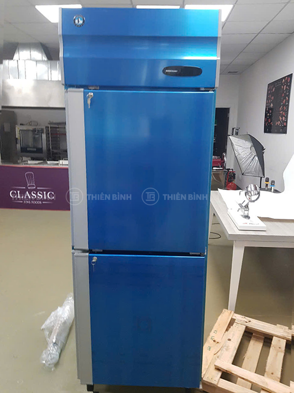Tủ đông đứng 2 cánh Hoshizaki HFWH77LS4 - ảnh 1 Mặt trước tủ đông Hoshizaki 2 cánh Video tủ đông Hoshizaki HFWH77LS4
