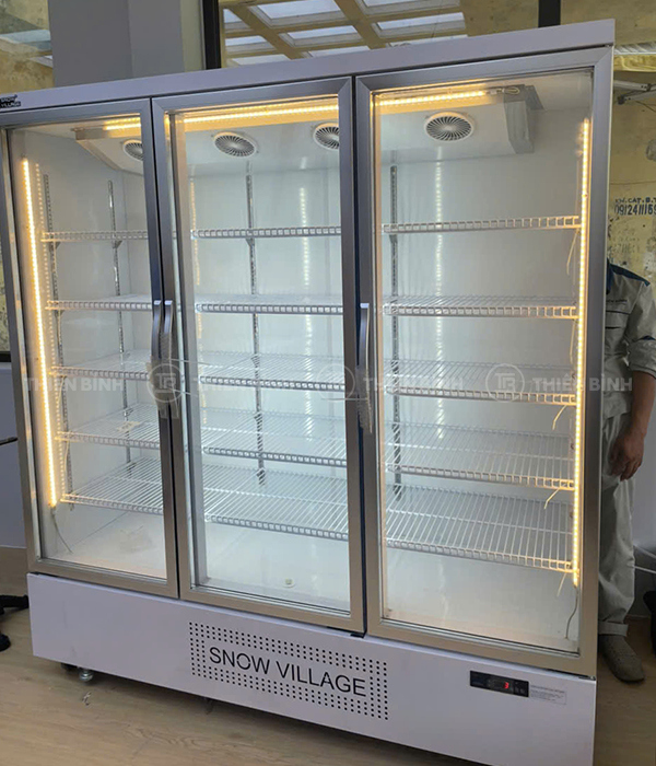 Tủ Snow Village LC-1800XF có đèn LED chiếu sáng