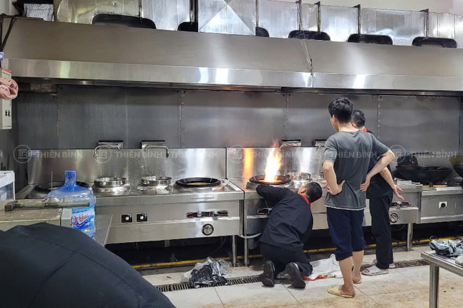 Bếp á đôi họng đất có quạt thổi và 2 bầu nước 2m - ảnh 5 Kiểm tra bếp á trước khi bàn giao cho khách hàng