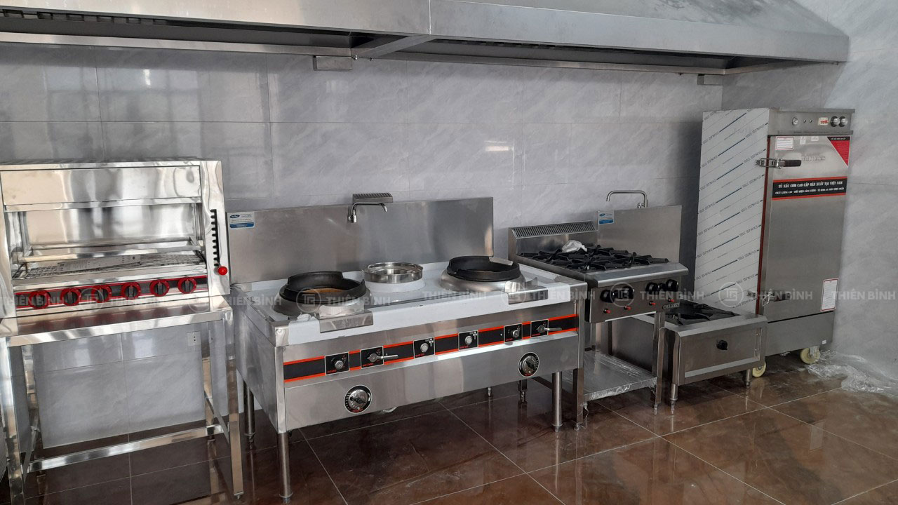 Các thiết bị bếp công nghiệp được setup tại khu bếp