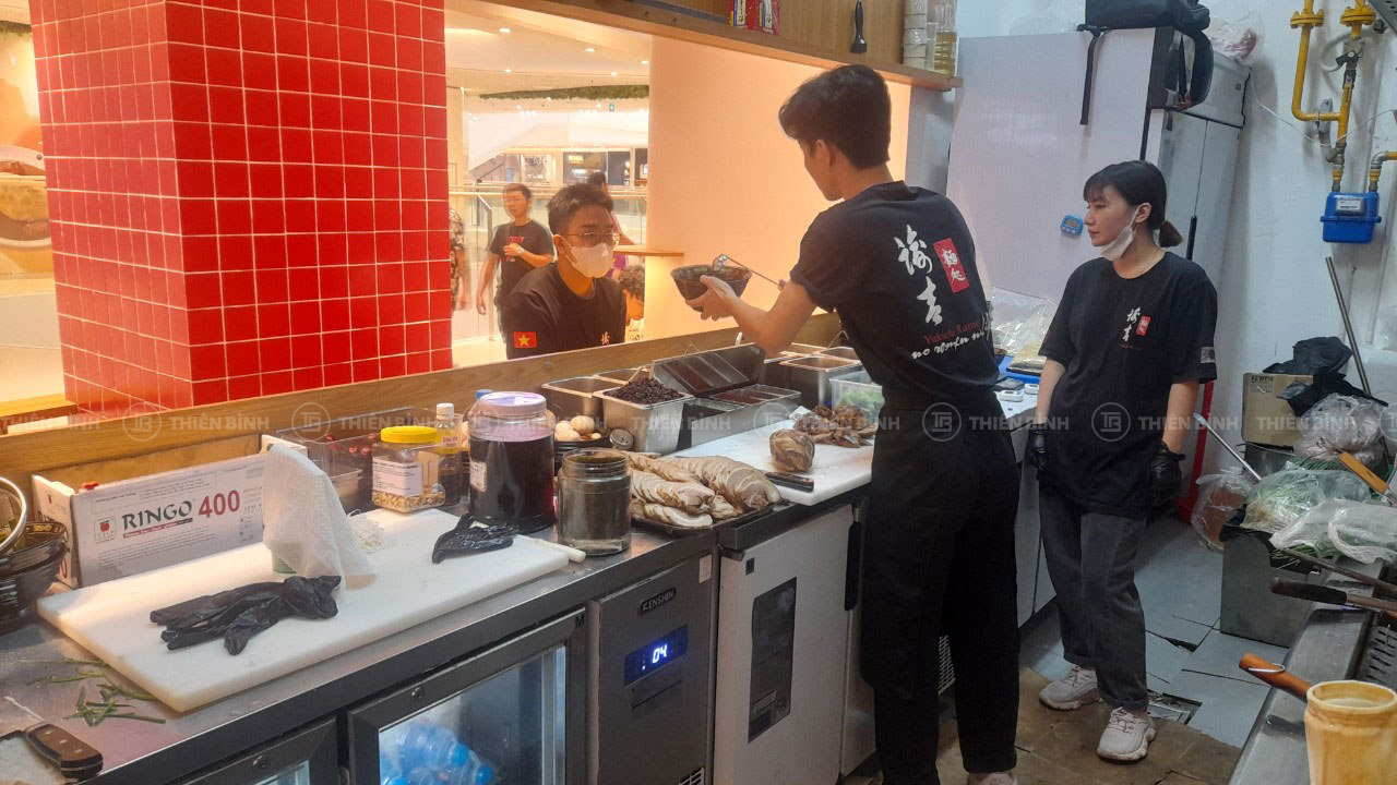 Quá trình vận hành khu bếp của nhà hàng Yukichi Ramen