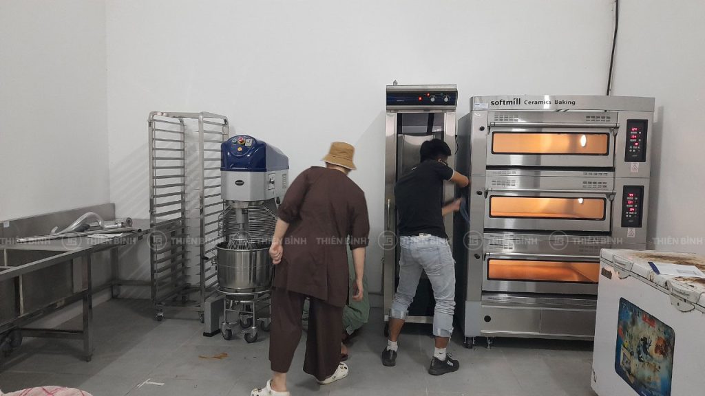 Tủ ủ bột, lò nướng bánh, máy trộn bột công nghiệp được sử dụng cho khu bếp