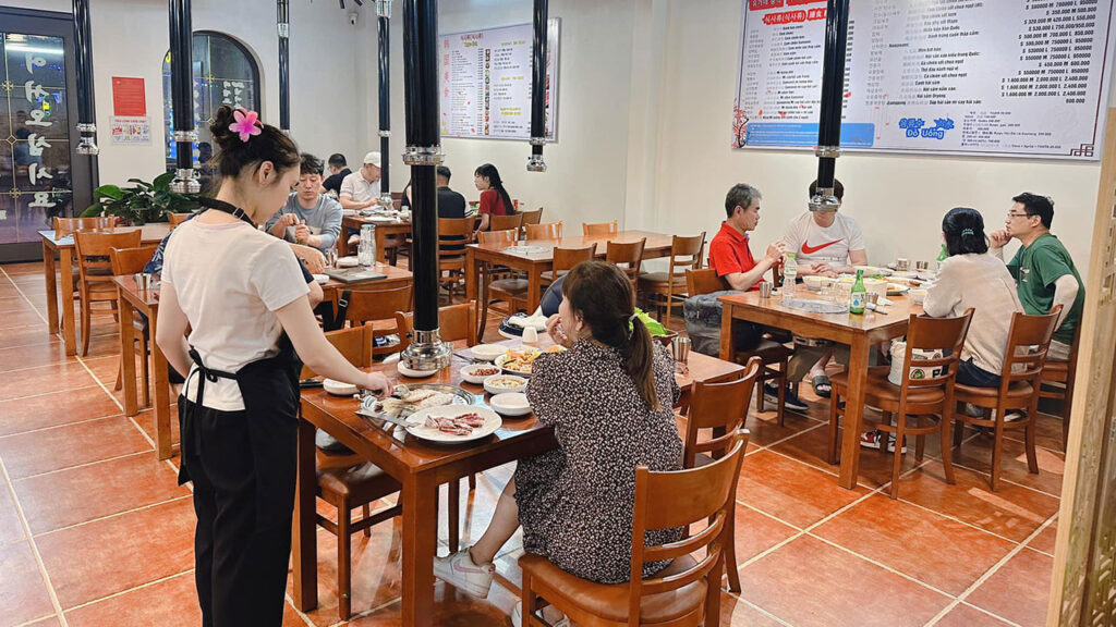 Bên trong nhà hàng Yuga, Việt Trì, Phú Thọ