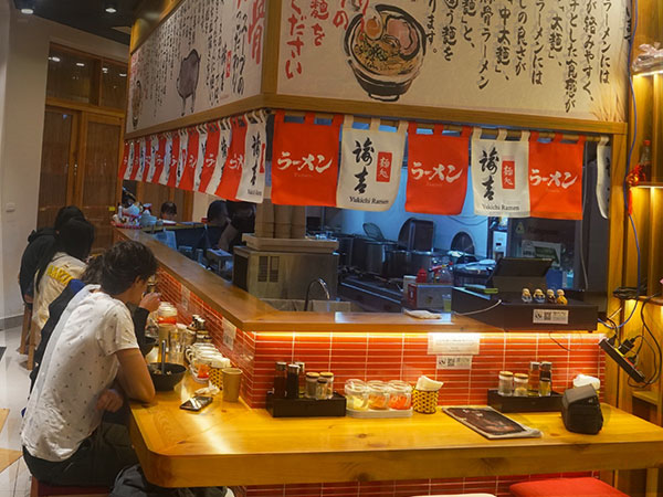 Không gian phục vụ nhà hàng Yukichi Ramen