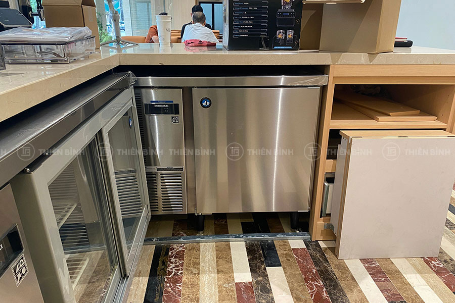 Bàn đông Hoshizazki được làm từ inox cao cấp cho ngoại hình sáng bóng