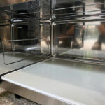 Khe thoát nhiệt trong lò vi sóng Midea 1025FLE-EU