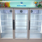 Bên trong khoang tủ mát trưng bày 3 cánh kính Snow Village LC-1800X
