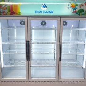Bên trong khoang tủ mát trưng bày 3 cánh kính Snow Village LC-1800X