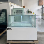 Hình ảnh thực tế tủ bánh mini 70cm kính vuông Snow Village GB-100V.Z1