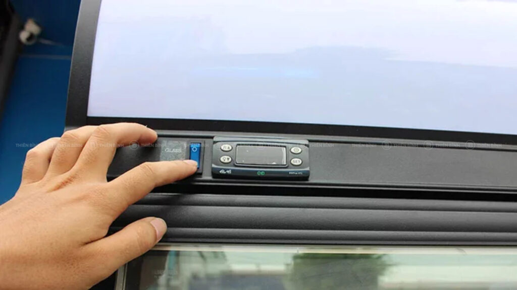 Nút điểu chỉnh nhiệt độ, bật tắt đèn trên cao