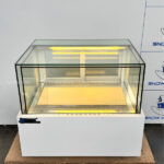 Tủ bánh mini 70cm kính vuông Snow Village GB-100V.Z1 trang bị đèn led giúp quan sát rõ