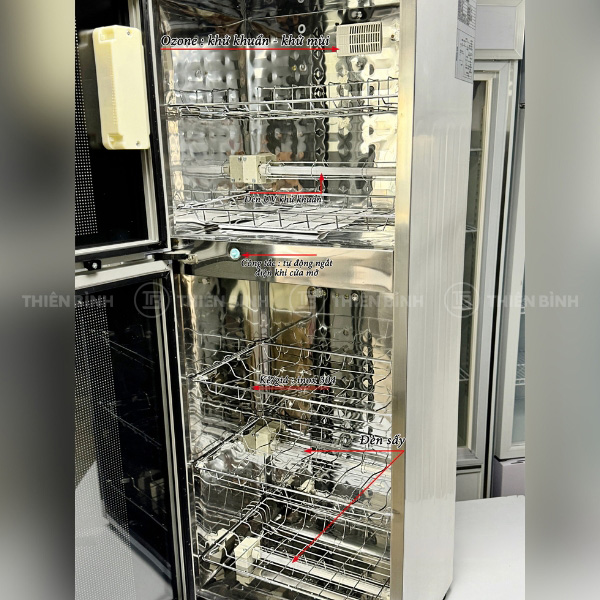 Bên trong tủ sấy tiệt trùng bát đĩa YTP-138