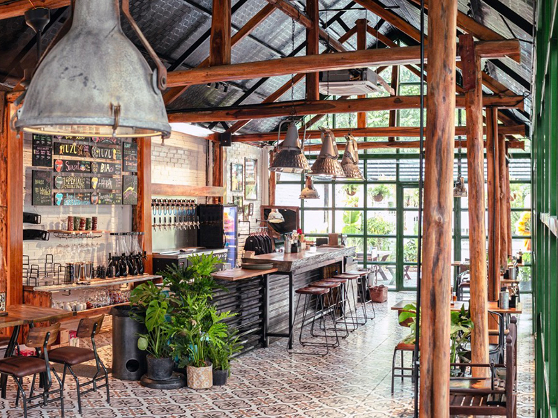 Khu vực quầy bar phục vụ bia tươi