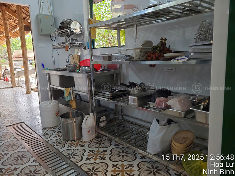 Khu vực rửa và sơ chế với các thiết bị inox sản xuất riêng