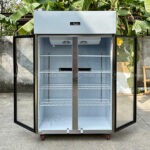 Bên trong tủ mát 2 cánh kinh Lightcool LC-2K1100C inox 430