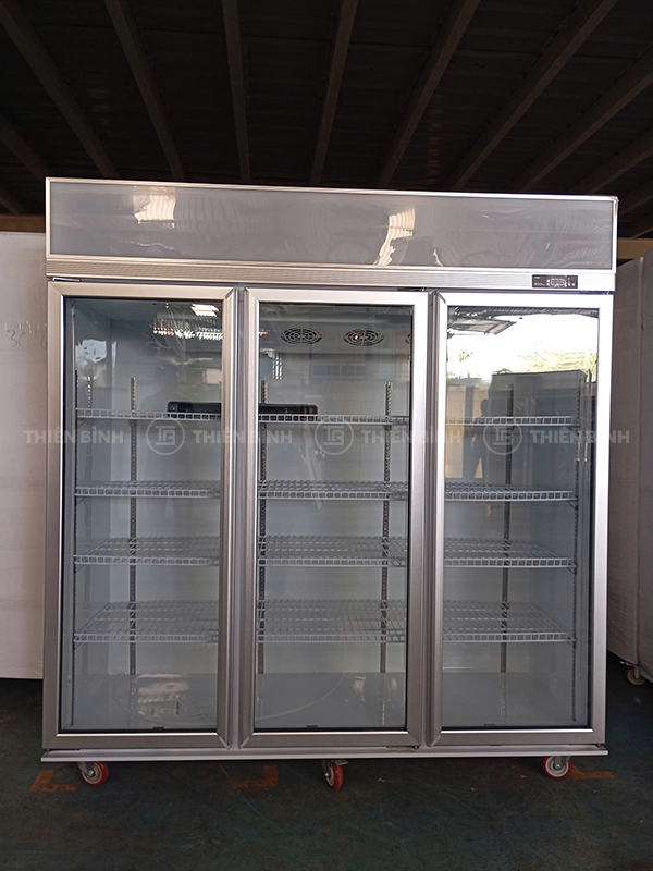 Tủ mát 3 cánh kính Lightcool LC-3K1600C (máy nén trên) - ảnh 2 Mặt trước tủ mát Lightcool LC-3K1600C máy nén trên