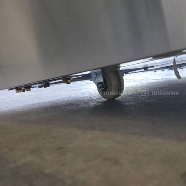 Tủ trưng bày bánh 4 tầng 90cm kính vuông Sanden SKR-0903G - ảnh 4 Bánh xe của tủ bánh Sanden SKR-0903G