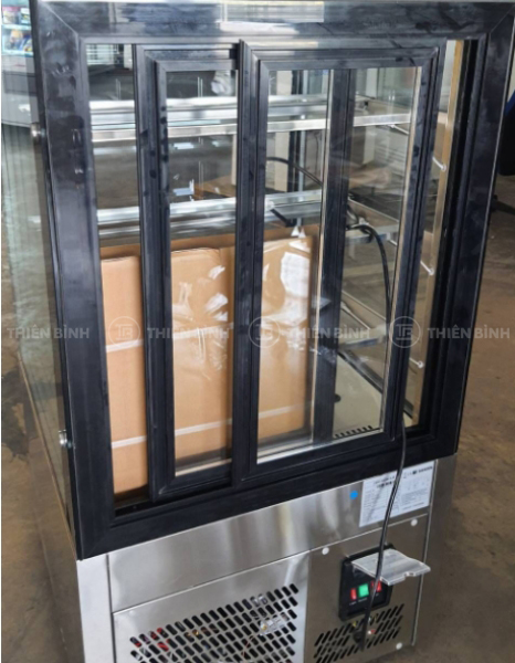 Tủ trưng bày bánh 4 tầng 90cm kính vuông Sanden SKR-0903G - ảnh 2 Mặt sau tủ trưng bày bánh Sanden SKR-0903G