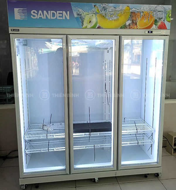 Tủ mát 3 cánh kính Sanden YPC-1650 - ảnh 3 Sanden YPC-1650 có đèn led chiếu sáng